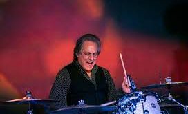 Max Weinberg, New Jersey’de doğmuş ve çocukluk yıllarında müziğe ilgi duymaya başlamıştır. Davul çalmaya olan ilgisi, onu müzikle daha derinden tanıştırmış ve genç yaşta müzik kariyerine atılmasına yol açmıştır.