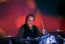 Max Weinberg, New Jersey’de doğmuş ve çocukluk yıllarında müziğe ilgi duymaya başlamıştır. Davul çalmaya olan ilgisi, onu müzikle daha derinden tanıştırmış ve genç yaşta müzik kariyerine atılmasına yol açmıştır.