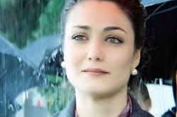 Başak Köklükaya, oyunculuk kariyerine tiyatro sahnelerinde başlamış ve burada gösterdiği yetenekle dikkat çekmiştir. Tiyatrodaki başarılı performansları, onu televizyon ve sinema dünyasına taşımış, kısa sürede geniş bir izleyici kitlesi kazanmasını sağlamıştır.