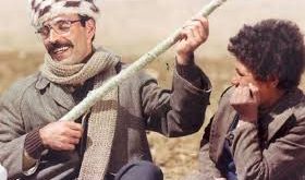 Samed Behrengi, 1968 yılında henüz 29 yaşındayken Aras Nehri’nde hayatını kaybetmiştir. Ölümü uzun yıllar boyunca tartışma konusu olmuş, şüpheli ölüm iddiaları kamuoyunda geniş yankı uyandırmıştır. Bu durum, onun düşünsel mirasını daha da güçlü kılmıştır.