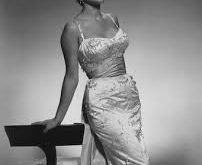 Sara Montiel, İspanyol sinemasının efsanevi yıldızı olarak kabul edilir. Film ve müzik kariyeri boyunca kazandığı başarılar, onu sadece İspanya’da değil, uluslararası alanda da tanınan bir sanatçı hâline getirmiştir.