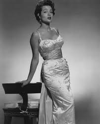 Sara Montiel, İspanyol sinemasının efsanevi yıldızı olarak kabul edilir. Film ve müzik kariyeri boyunca kazandığı başarılar, onu sadece İspanya’da değil, uluslararası alanda da tanınan bir sanatçı hâline getirmiştir.