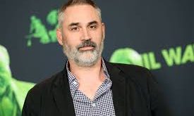 Alex Garland, gişe odaklı anlatıların ötesine geçerek izleyiciyi düşünmeye zorlayan filmler üretmesiyle öne çıkar. Onun sineması, cevaplar vermekten çok sorular sorar. Bu yaklaşım, Garland’ı modern bilim kurgu sinemasının en özgün ve etkili isimlerinden biri hâline getirir.
