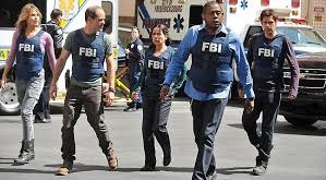 Bir televizyon dizisi olarak Criminal Minds, görsel anlatımda işlevselliği ön planda tutar. Soğuk renk paleti, düşük ışık kullanımı ve sade mekân tasarımları, dizinin psikolojik gerilim atmosferini destekler.