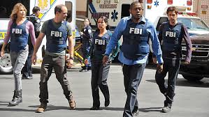 Bir televizyon dizisi olarak Criminal Minds, görsel anlatımda işlevselliği ön planda tutar. Soğuk renk paleti, düşük ışık kullanımı ve sade mekân tasarımları, dizinin psikolojik gerilim atmosferini destekler.