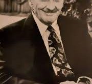 Joseph Stefano, Amerikalı bir senarist, yapımcı ve yönetmendir. En çok, Alfred Hitchcock’un ünlü korku filmi Psycho (1960) için yazdığı senaryo ile tanınır. Stefano’nun sinemaya olan katkıları, sadece korku türünde değil, aynı zamanda psikolojik gerilim ve dramaya olan etkisiyle de önemli olmuştur.