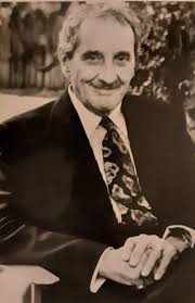 Joseph Stefano, Amerikalı bir senarist, yapımcı ve yönetmendir. En çok, Alfred Hitchcock’un ünlü korku filmi Psycho (1960) için yazdığı senaryo ile tanınır. Stefano’nun sinemaya olan katkıları, sadece korku türünde değil, aynı zamanda psikolojik gerilim ve dramaya olan etkisiyle de önemli olmuştur.