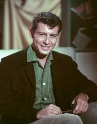 Eddie Fisher, 10 Ağustos 1928 tarihinde, Philadelphia, Pennsylvania'da doğmuştur. Asıl adı Edward Charles Morrell olan Fisher, müziğe olan ilgisini genç yaşlarda keşfetmiş ve kısa sürede büyük bir yetenek olarak dikkatleri üzerine çekmiştir.