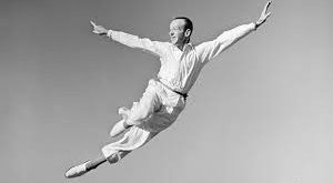 Fred Astaire’ın dans yolculuğu, çocukluk yıllarına kadar uzanır. Ailesinin desteğiyle, çok genç yaşta dans etmeye başlamış ve sahneye ilk kez 5 yaşında çıkmıştır. 1917'de, ablası Adele Astaire ile birlikte "Astaire Sisters" adlı dans grubuyla sahne almaya başlamıştır. İkili, Broadway’de büyük ilgi görerek zamanla popülerlik kazanmış ve 1920’lerin başında birlikte birçok başarılı gösteriye imza atmıştır.