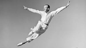 Fred Astaire’ın dans yolculuğu, çocukluk yıllarına kadar uzanır. Ailesinin desteğiyle, çok genç yaşta dans etmeye başlamış ve sahneye ilk kez 5 yaşında çıkmıştır. 1917'de, ablası Adele Astaire ile birlikte "Astaire Sisters" adlı dans grubuyla sahne almaya başlamıştır. İkili, Broadway’de büyük ilgi görerek zamanla popülerlik kazanmış ve 1920’lerin başında birlikte birçok başarılı gösteriye imza atmıştır.