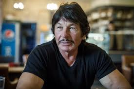 Robert Bronzi Charles Bronson benzerliği, onun en çok konuşulan özelliklerinden biridir. Birçok izleyici, Bronzi’yi ilk gördüğünde aklına Hollywood’un efsane isimlerinden Charles Bronson gelmektedir.
