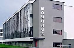 Bauhaus Sanat ve Tasarım Okulu, 1919 yılında Walter Gropius tarafından Weimar kentinde kurulmuştur. I. Dünya Savaşı’nın ardından yıkıma uğramış bir Avrupa’da Bauhaus, sanatı elit bir uğraş olmaktan çıkarıp gündelik yaşamın merkezine yerleştirmeyi hedeflemiştir.