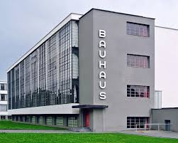 Bauhaus Sanat ve Tasarım Okulu, 1919 yılında Walter Gropius tarafından Weimar kentinde kurulmuştur. I. Dünya Savaşı’nın ardından yıkıma uğramış bir Avrupa’da Bauhaus, sanatı elit bir uğraş olmaktan çıkarıp gündelik yaşamın merkezine yerleştirmeyi hedeflemiştir.