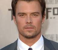 Josh Duhamel’in oyunculuk tarzı; doğallık, karizma ve fiziksel uyum üzerine kuruludur. Aksiyon sahnelerindeki başarısı kadar, duygusal sahnelerdeki ikna edici performansı da dikkat çeker. Bu özellikleri sayesinde romantik komedilerden aksiyon filmlerine kadar geniş bir yelpazede rol alabilmiştir.