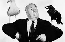 The Birds, Hitchcock’un klasik filmografisinde doğa gerilimini ve sessiz korkuyu ön plana çıkardığı deneysel bir yapım olarak öne çıkar. Film, kuş saldırıları ve teknolojik efektleriyle döneminde benzersiz bir deneyim sunmuş, korku ve gerilim türleri için ilham kaynağı olmuştur.