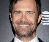 Oz Perkins, Amerikalı bir aktör, yönetmen ve senaristtir. En çok korku türündeki çalışmalarıyla tanınan Perkins, sinemada özellikle psikolojik gerilim ve korku unsurlarını derinlemesine işleyen tarzıyla dikkat çekmektedir.