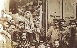 Aşkenaz Yahudileri, genel olarak Yahudi dini yasalarına (Halakha) bağlıdır ve kendi ritüellerine sahiptir. Bazı farklılıklar, Sephardik Yahudilerden ayırt edilebilecek biçimde görülür: