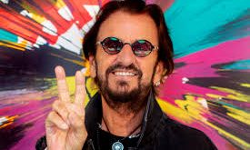 Ringo Starr, Liverpool, İngiltere'de doğmuş ve müzikle ilk tanışmasını genç yaşlarda yapmıştır. 13 yaşında davul çalmaya başlayan Starr, gençlik yıllarında çeşitli yerel gruplarda çalmış ve 1959’da "Rory Storm and the Hurricanes" adlı gruba katılmıştır. Bu grup, The Beatles ile benzer bir dönemde Liverpool’un müzik sahnesinde aktifti. Ancak, 1962’de The Beatles’a katılması, onun müzik kariyerindeki en önemli dönüm noktası olmuştur.