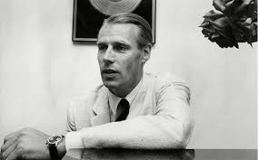 George Martin, Londra’da doğmuş ve genç yaşlarda müzikle ilgilenmeye başlamıştır. Kraliyet Müzik Koleji’nden mezun olduktan sonra, ilk olarak klasik müzik ve orkestrasyon üzerine çalıştı. Ancak, Martin’in kariyerindeki gerçek dönüm noktası, pop müzikle olan tanışıklığı oldu.