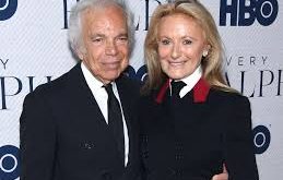 Ricky Lauren (doğum adıyla Ricky Ann Pickens), 1946 yılında Amerika Birleşik Devletleri'nin New York şehrinde doğmuştur. Üniversite eğitimini Wellesley College’da tamamlayan Ricky Lauren, burada edebiyatla olan ilgisini daha da derinleştirmiş ve yazarlık kariyerine adım atmıştır.