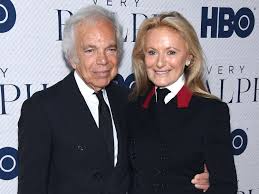 Ricky Lauren (doğum adıyla Ricky Ann Pickens), 1946 yılında Amerika Birleşik Devletleri'nin New York şehrinde doğmuştur. Üniversite eğitimini Wellesley College’da tamamlayan Ricky Lauren, burada edebiyatla olan ilgisini daha da derinleştirmiş ve yazarlık kariyerine adım atmıştır.
