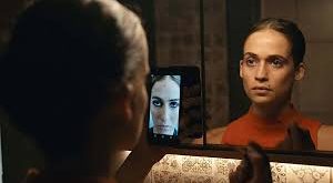 Tehran dizisinin başarılı olmasındaki en önemli etkenlerden biri, güçlü karakterler ve bu karakterlerin güçlü performanslarıdır. Başrol oyuncusu Niv Sultan, Tamar Rabinyan karakteriyle dikkatleri üzerine çekiyor.