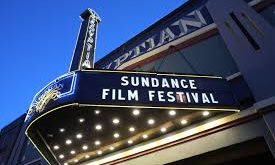 Sundance, Hollywood’a alternatif bir alan sunmasına rağmen, endüstriyle güçlü bir etkileşim içindedir. Festivalde gösterilen filmler, büyük stüdyolar tarafından satın alınarak geniş kitlelere ulaşabilir. Bu durum, Sundance’i bağımsızlık ile endüstri arasındaki köprü hâline getirir.