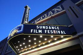 Sundance, Hollywood’a alternatif bir alan sunmasına rağmen, endüstriyle güçlü bir etkileşim içindedir. Festivalde gösterilen filmler, büyük stüdyolar tarafından satın alınarak geniş kitlelere ulaşabilir. Bu durum, Sundance’i bağımsızlık ile endüstri arasındaki köprü hâline getirir.