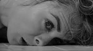 Sapık, izleyiciye alışılmadık bir cinayet hikâyesi sunar. Film, Marion Crane (Janet Leigh) adında bir kadının, çaldığı paralarla kaçmaya çalışırken bir yol kenarındaki terkedilmiş otelde konaklamasıyla başlar.