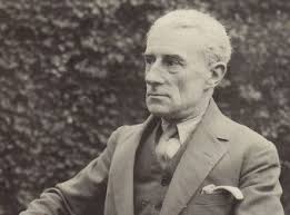 Maurice Ravel, 7 Mart 1875 tarihinde Fransa'nın Cibut kasabasında doğdu. Ravel'in ailesi, onun müzikle ilgilenmesini desteklemiş ve çocukluk yıllarından itibaren müziğe olan yatkınlığını fark etmiştir. Ravel, çok erken yaşlarda piyano çalmaya başlamış ve ilk müzik eğitimini Paris Konservatuvarı’nda almıştır.