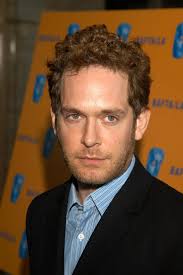 Tom Hollander, İngiliz oyuncu ve tiyatro sanatçısıdır. Hem sahne hem de ekran oyunculuğunda önemli başarılar elde eden Hollander, özellikle derinlikli karakter analizleri, mizahi yeteneği ve etkileyici performanslarıyla tanınmaktadır. Sinema ve televizyon dünyasında pek çok önemli yapımda yer alarak geniş bir izleyici kitlesine ulaşmıştır.