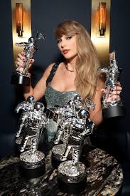 MTV Video Müzik Ödülleri, ilk kez 1984 yılında New York'ta düzenlendi ve 1980'lerin sonlarından itibaren büyük bir popülerlik kazandı. MTV, müzik videosunu sadece müzik dinlemenin ötesine taşıyarak görsel bir sanat formu olarak tanıttı ve bu ödüller de zamanla müzik endüstrisinin en önemli gece etkinliklerinden biri haline geldi.