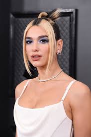 "Future Nostalgia" albümünün dünya çapında elde ettiği başarı, Dua Lipa'nın gelecekteki projeleri için büyük bir öneme sahiptir. Yeni albümler ve global turlar ile müzik dünyasında yeni bir sayfa açması beklenen Dua Lipa, genç yaşına rağmen oldukça sağlam bir kariyer inşa etmeye devam etmektedir.