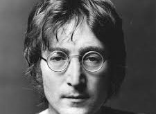 John Lennon’ın müziği, toplumsal eleştiriler, kişisel duygular ve deneyimlerle şekillenen derin şarkı sözleriyle dikkat çeker. “Imagine”, “Give Peace a Chance” ve “Imagine” gibi unutulmaz şarkıları, onun müzik dünyasındaki kalıcı mirasını oluşturmuştur. Lennon, sadece bir rock müzisyeni değil, aynı zamanda insan hakları, barış ve toplumsal adalet gibi evrensel meseleler üzerine düşündüren bir sanatçıdır.