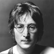John Lennon’ın müziği, toplumsal eleştiriler, kişisel duygular ve deneyimlerle şekillenen derin şarkı sözleriyle dikkat çeker. “Imagine”, “Give Peace a Chance” ve “Imagine” gibi unutulmaz şarkıları, onun müzik dünyasındaki kalıcı mirasını oluşturmuştur. Lennon, sadece bir rock müzisyeni değil, aynı zamanda insan hakları, barış ve toplumsal adalet gibi evrensel meseleler üzerine düşündüren bir sanatçıdır.