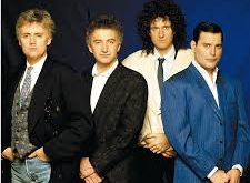 Queen, yalnızca müzik dünyasında değil, popüler kültür üzerinde de önemli bir etki bırakmıştır. 1985'teki Live Aid konseri, grubun en unutulmaz anlarından biri olarak tarihe geçti. Freddie Mercury’nin sahne üzerindeki karizması ve grubun müzikal yetenekleri, dünyanın dört bir yanındaki milyonlarca izleyiciye ulaşarak efsanevi bir gösteriye dönüştü.