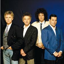 Queen, yalnızca müzik dünyasında değil, popüler kültür üzerinde de önemli bir etki bırakmıştır. 1985'teki Live Aid konseri, grubun en unutulmaz anlarından biri olarak tarihe geçti. Freddie Mercury’nin sahne üzerindeki karizması ve grubun müzikal yetenekleri, dünyanın dört bir yanındaki milyonlarca izleyiciye ulaşarak efsanevi bir gösteriye dönüştü.