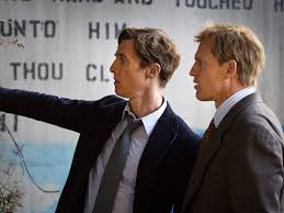 True Detective, her sezonunda farklı bir suç vakasını ve bu vakayı çözmeye çalışan dedektifleri anlatır. İlk sezon, Louisiana'da geçen ve 17 yıl süren bir cinayet soruşturmasını takip eder. İki dedektif, Rust Cohle (Matthew McConaughey) ve Martin Hart (Woody Harrelson), karmaşık bir cinayet davasının izini sürerken, suçun ötesindeki felsefi, manevi ve psikolojik derinliklere inmeye başlar.