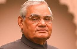 Atal Bihari Vajpayee, 25 Aralık 1924 tarihinde Hindistan’ın Madhya Pradesh eyaletine bağlı Gwalior şehrinde doğmuştur. Ailesi eğitim ve kültüre önem veren bir geçmişe sahipti.