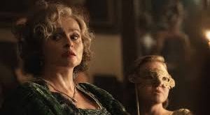 Agatha Christie's Seven Dials, Christie’nin aynı isimli romanından uyarlanmış, gizemli bir cinayet ve çözülmesi gereken karmaşık sırlar etrafında dönen bir hikayeye odaklanır. Hikaye, Londra’nın sakin ama bir o kadar karanlık sokaklarında işlenen bir cinayetle başlar. Cinayet, oldukça gizemlidir ve cinayetin işlendiği yer, önemli bir sembol haline gelir: