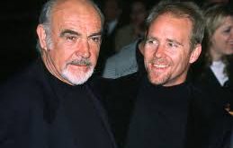 Jason Connery, Sean Connery’nin oğlu olması nedeniyle sinema dünyasında özel bir konuma sahiptir. Babasının James Bond karakteriyle elde ettiği ün, Jason’ın kariyerini başlatırken bazı fırsatlar yaratmış olsa da, Jason Connery kendi yeteneği ve projeleriyle de tanınmayı başarmıştır.