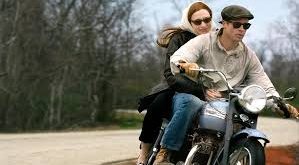 Film, yalnızca sıra dışı bir yaşam öyküsü anlatmakla kalmaz; zamanın kaçınılmazlığı, insan ilişkilerinin geçiciliği ve hayatın kontrol edilemez yönleri üzerine evrensel sorular sorar. Bu temalar, didaktik olmadan, karakterlerin yaşadıkları deneyimler aracılığıyla aktarılır.