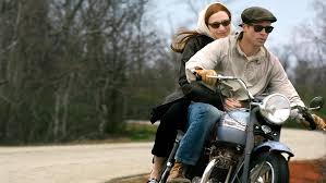 Film, yalnızca sıra dışı bir yaşam öyküsü anlatmakla kalmaz; zamanın kaçınılmazlığı, insan ilişkilerinin geçiciliği ve hayatın kontrol edilemez yönleri üzerine evrensel sorular sorar. Bu temalar, didaktik olmadan, karakterlerin yaşadıkları deneyimler aracılığıyla aktarılır.