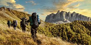 Dağcılık riskli bir spor olduğu için eğitim almak büyük önem taşır. Hava koşullarını takip etmek, rota planlaması yapmak ve ekip halinde hareket etmek güvenliği artırır. Profesyonel dağcılar genellikle federasyonlara bağlı kulüpler aracılığıyla eğitim alır.