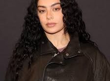 Charli XCX, sosyal medyada oldukça aktif bir sanatçıdır. Instagram, Twitter ve TikTok gibi platformlarda sıkça etkileşime giren Charli, müzik dünyasındaki projelerinin yanı sıra kişisel yaşamına dair paylaşımlar da yapmaktadır.