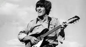 The Beatles’ın dört üyeli kadrosu, John Lennon, Paul McCartney, Ringo Starr ve George Harrison, 1960'lar boyunca popüler müziğin sınırlarını zorlamış ve rock müziğini yeniden şekillendirmiştir.