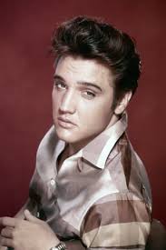 Elvis Presley, 1956'da “Heartbreak Hotel” şarkısıyla büyük bir çıkış yaptı. Bu şarkı, onu sadece Amerika'da değil, dünya çapında da tanınan bir isim haline getirdi. 1950'lerin sonunda rock 'n' roll müziğinin en önemli simgesi haline gelmişti.