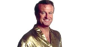 Peter Allen’ın müziğe olan ilgisi küçük yaşlarda başlamıştır. Babası bir müzik öğretmeni olmasa da, Peter çocukken şarkı söylemeye ve enstrüman çalmaya başlamıştır. 12 yaşına geldiğinde, gitar çalmaya başlamış ve yerel etkinliklerde sahne alarak yeteneğini sergilemeye başlamıştır.