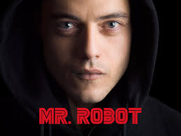 Mr. Robot, baş karakter Elliot Alderson (Rami Malek), bir siber güvenlik uzmanı ve aynı zamanda gece vakitlerinde hacker olarak faaliyet gösteren genç bir adamın hikayesini takip eder. Elliot, dijital dünyanın derinliklerinde kaybolmuş bir insan olarak, kendini yalnız hisseder ve toplumsal normlarla sürekli bir çatışma içindedir.