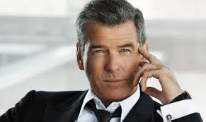 Pierce Brosnan, James Bond rolüyle modern aksiyon sinemasının ikonik yüzlerinden biri olarak kabul edilir. Karizması, esprili oyunculuk tarzı ve aksiyon sahnelerindeki başarısı, onu 1990’lar ve 2000’lerin en tanınmış aktörlerinden biri hâline getirmiştir.